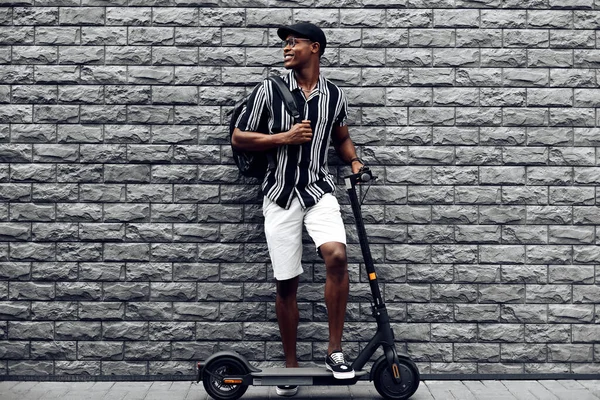 Africano Americano Homem Com Scooter Fundo Parede Tijolo Preto Cara — Fotografia de Stock