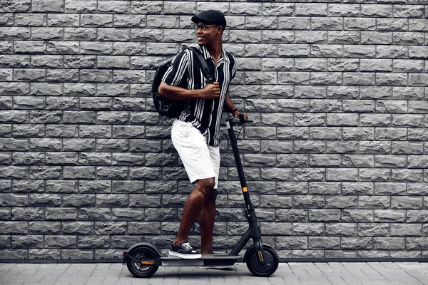Africain Américain Avec Scooter Sur Fond Mur Brique Noire Gars — Photo