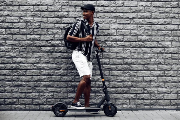 Hombre Afroamericano Con Scooter Fondo Pared Ladrillo Negro Chico Con — Foto de Stock