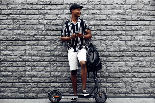Africain Américain Avec Scooter Téléphone Dans Ses Mains Contre Mur — Photo