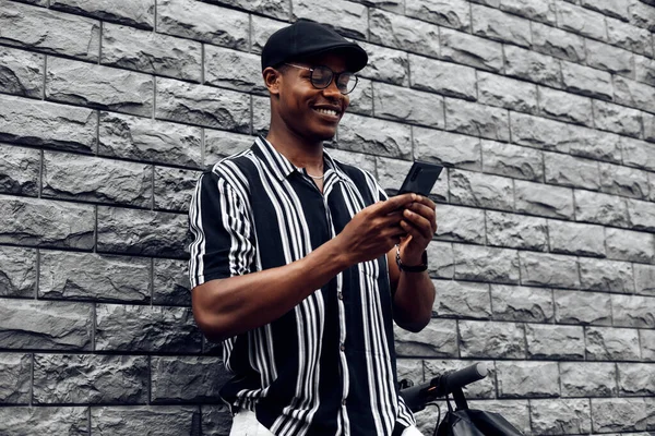 Bonito Afro Americano Homem Com Telefone Suas Mãos Vestindo Boné — Fotografia de Stock