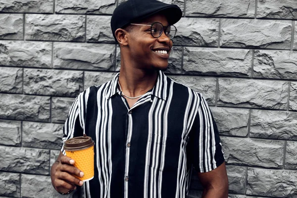 Portrait Homme Afro Américain Souriant Mode Chapeau Homme Extérieur Avec — Photo