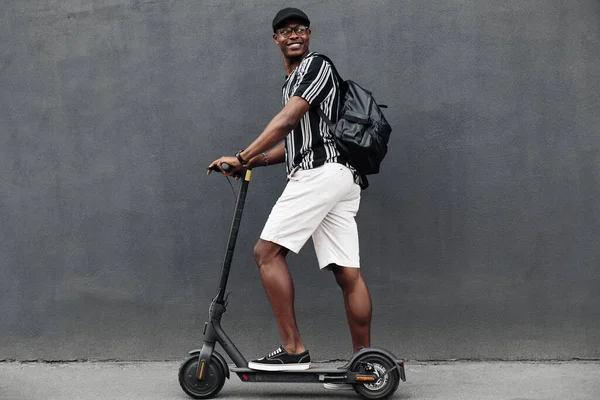 Hombre Afroamericano Con Scooter Fondo Pared Ladrillo Negro Chico Con — Foto de Stock