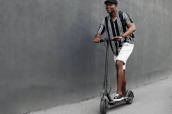 Hombre Afroamericano Con Scooter Fondo Pared Ladrillo Negro Chico Con — Foto de Stock