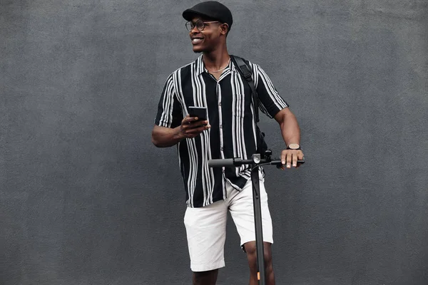 Elinde Scooter Elinde Telefon Olan Afrikalı Amerikalı Bir Adam Siyah — Stok fotoğraf