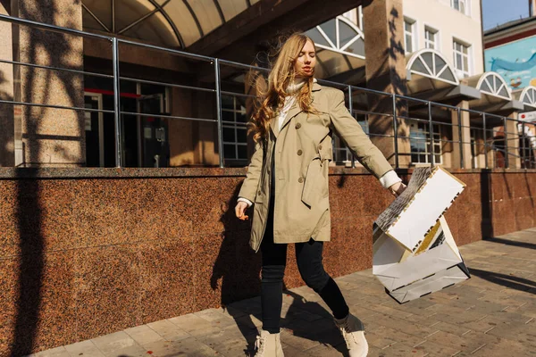 Bela Mulher Capa Chuva Bege Óculos Sol Sacos Compras Que — Fotografia de Stock