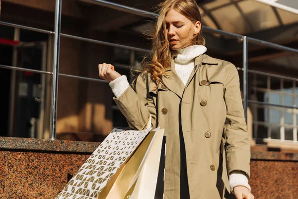 Mulher Europeia Capa Chuva Bege Sacos Compras Faz Compras Contra — Fotografia de Stock