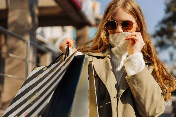 Vacker Kvinna Beige Regnrock Med Solglasögon Och Shoppingväskor Vit Tröja — Stockfoto