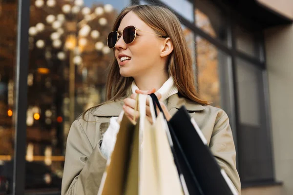 Una Bella Donna Sotto Sole Occhiali Con Impermeabile Beige Borse — Foto Stock