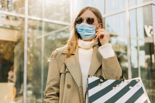 Una Donna Tiene Una Maschera Protettiva Coronavirus Con Mano Borse — Foto Stock