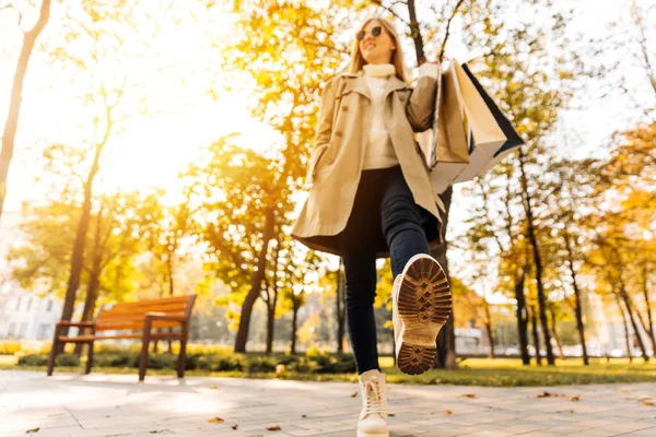 Gros Plan Des Chaussures Automnales Une Femme Marche Une Femme — Photo