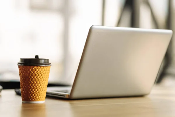 Primer Plano Ordenador Portátil Una Taza Papel Están Sobre Mesa —  Fotos de Stock