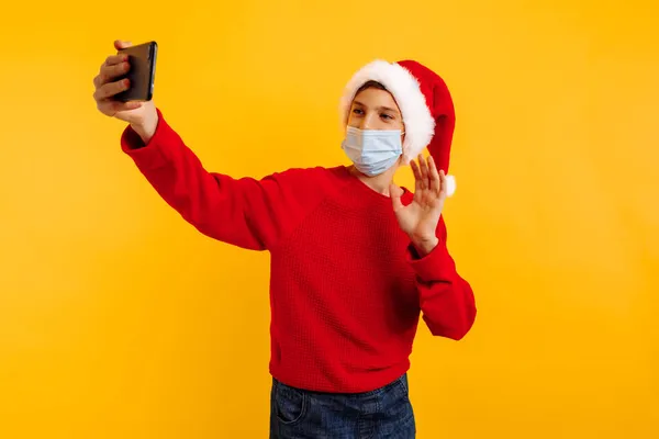 Niño Con Una Máscara Médica Protectora Sombrero Santa Claus Con — Foto de Stock
