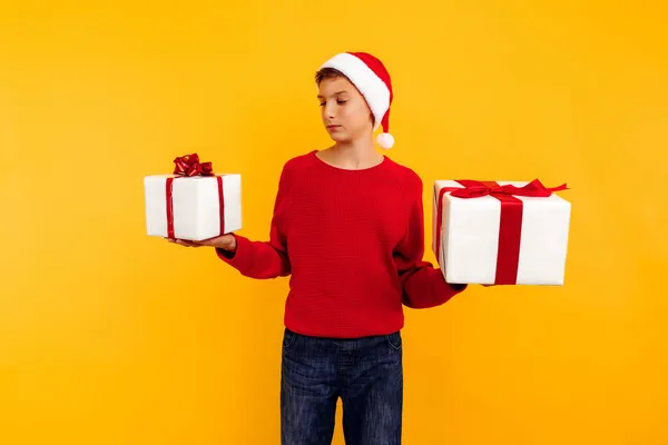 Щасливий Хлопчик Різдвяній Шапці Подарунок Руках Задумливо Думає Всередині Подарунків — стокове фото