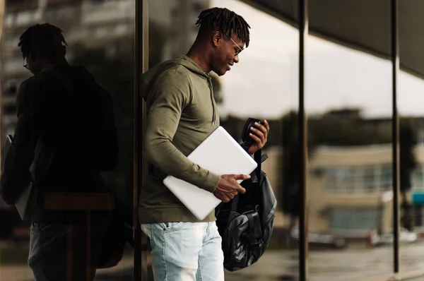 Felice Studente Afroamericano Sorridente Con Zaino Laptop Sfondo Universitario Uomo — Foto Stock