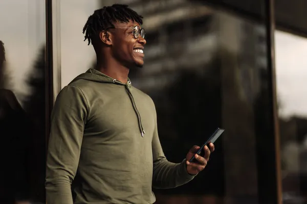 Beau Sourire Bouclé Homme Africain Aux Cheveux Utilisant Téléphone Portable — Photo