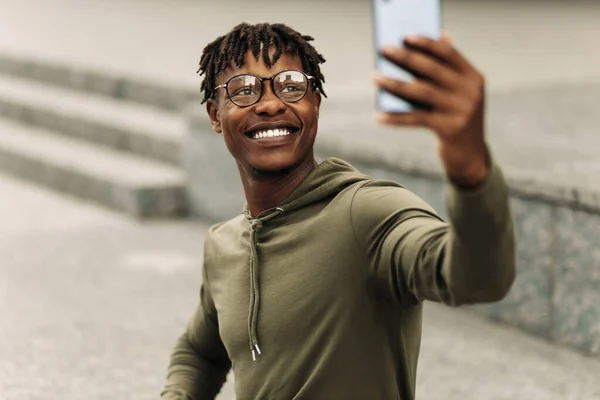 Heureux Homme Africain Noir Excité Portant Des Lunettes Prenant Selfie — Photo