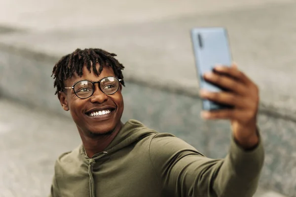 Heureux Homme Africain Noir Excité Portant Des Lunettes Prenant Selfie — Photo