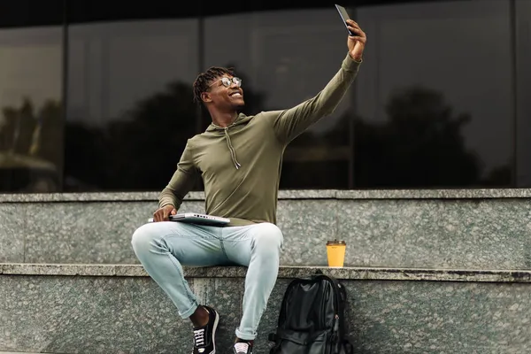 Heureux Homme Africain Noir Excité Portant Des Lunettes Prend Selfie — Photo