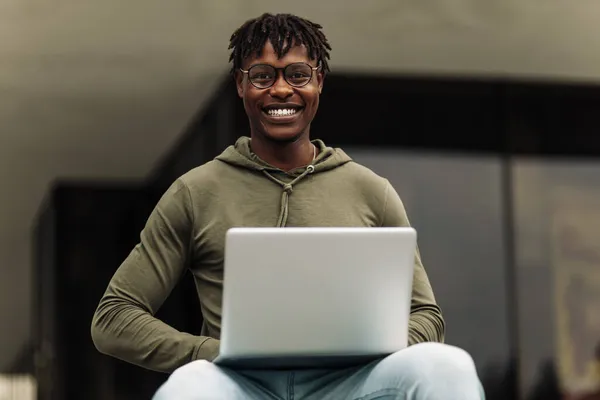 Studente Universitario Afroamericano Concentrato Indossando Occhiali Che Lavorano Sul Computer — Foto Stock