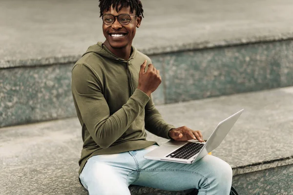 Heureux Homme Noir Africain Avec Des Lunettes Travail Sur Ordinateur — Photo