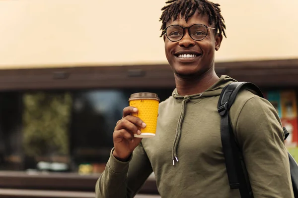 Image Homme Hispanique Souriant Avec Des Lunettes Marchant Dans Rue — Photo