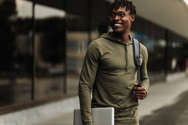 Bonito Estudante Sorridente Pele Escura Usando Óculos Com Uma Mochila — Fotografia de Stock