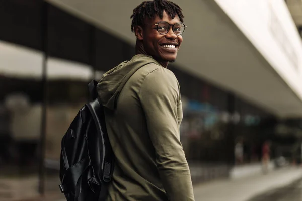 Heureux Beau Étudiant Africain Portant Des Lunettes Avec Sac Dos — Photo