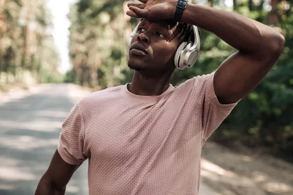 Athlète Afro Américain Portant Des Écouteurs Reposant Après Avoir Couru — Photo