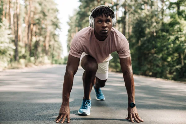 Prêt Courir Athlète Masculin Sur Point Commencer Sprint Extérieur Dans — Photo