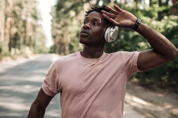 Athlète Afro Américain Portant Des Écouteurs Reposant Après Avoir Couru — Photo