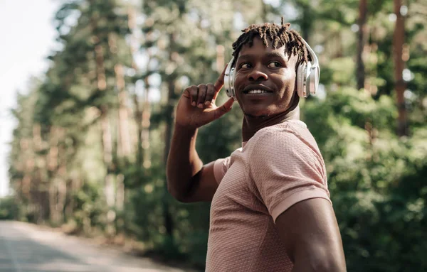 Schwarzer Sportlicher Mann Sportkleidung Der Während Des Morgendlichen Trainings Musik — Stockfoto