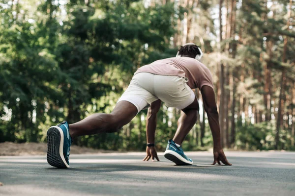 Prêt Courir Athlète Masculin Sur Point Commencer Sprint Extérieur Dans — Photo