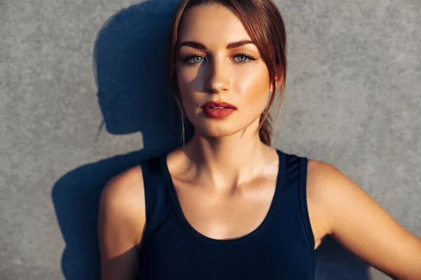 Retrato Uma Bela Jovem Mulher Sportswear Olhando Para Câmera Posando — Fotografia de Stock