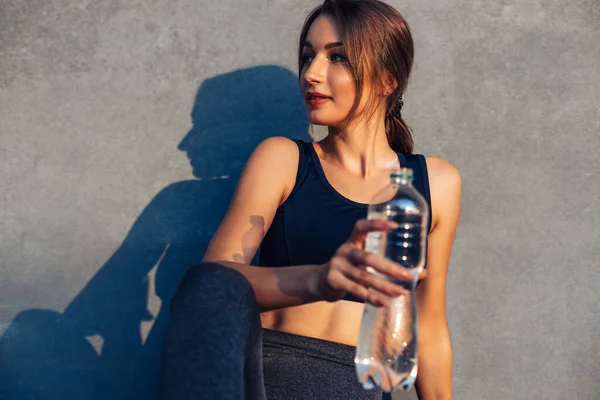 Mujer Deportiva Cansada Descansando Después Del Entrenamiento Aire Libre Deportista —  Fotos de Stock