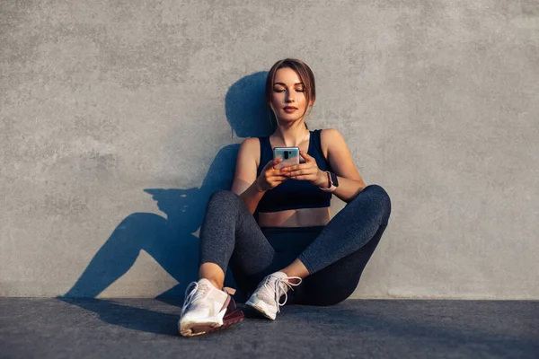 Sport Fitness Vrouw Met Behulp Van Haar Mobiele Telefoon Tijdens — Stockfoto