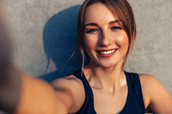 Mooie Atletische Fitness Vrouw Glimlachen Met Witte Tanden Selfie Nemen — Stockfoto