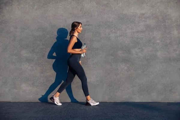 Junge Sportliche Frau Frau Mit Schönem Körper Springen Und Laufen — Stockfoto