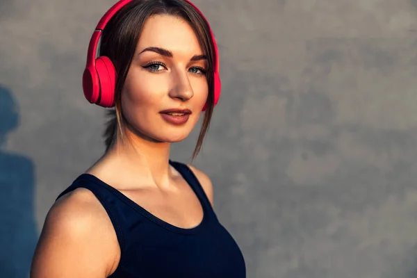 Opgewonden Blije Sportieve Vrouw Het Dragen Van Draadloze Koptelefoon Luisteren — Stockfoto