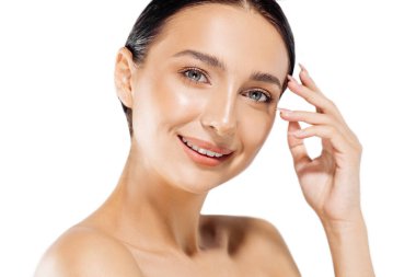 Güzel doğal bir kız, pürüzsüz bir ten ve beyaz bir arka planda doğal bir makyaj, kafasının arkasında saç, moda, güzellik, makyaj, kozmetik, güzellik salonu, tarz, güzellik.