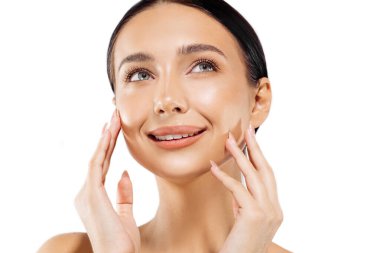 Temiz tenli güzel bir kadının portresi kendi yüzüne dokunuyor, güzel kadın manikürlü elleriyle tenine dokunuyor, beyaz izole arka planda, yüz bakımı, kozmetoloji, güzellik.