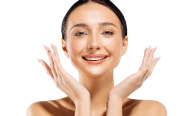 Yanaklarını tutarak gülen güzel bir kız güzel bir kadın sağlıklı bir cilt, beyaz arka planda izole edilmiş bir model, kozmetoloji ve kaplıca.