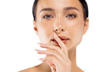 Beyaz arka planda doğal makyajı olan genç ve çekici bir kadın kameraya bakıp gülümseyen güzel bir kadın mükemmel makyajlı, güzel ve cilt bakımlı bir kadın.