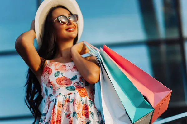 Femme Élégante Avec Des Sacs Provisions Promenades Dans Les Rues — Photo