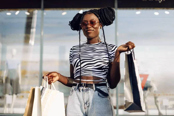 Glückliche Schöne Schwarze Frau Mit Einkaufstüten Die Sich Beim Einkaufen — Stockfoto
