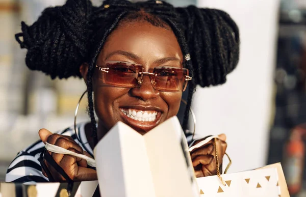 Чорна Ятниця Продаж Приваблива Молода Американська Жінка Тримає Сумочки Посміхається — стокове фото