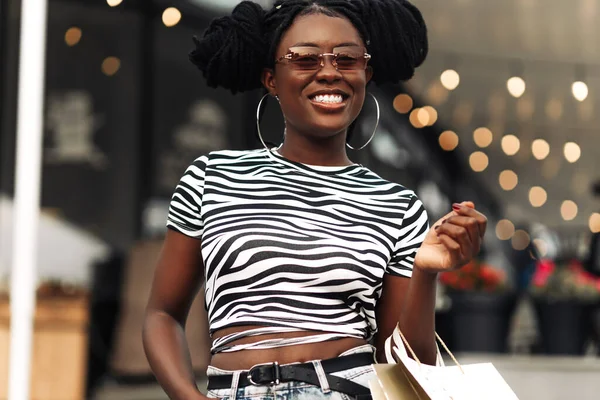 Black Friday Großer Tag Zum Einkaufen Glückliche Afrikanerin Mit Taschen — Stockfoto