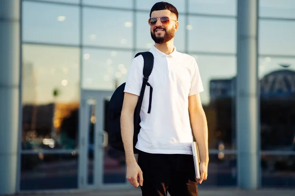 Giovane Uomo Elegante Con Barba Occhiali Sole Con Una Valigetta — Foto Stock