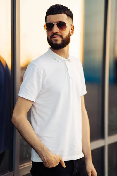 Stilig Ung Manlig Modell Med Skägg Solglasögon Vit Shirt Man — Stockfoto