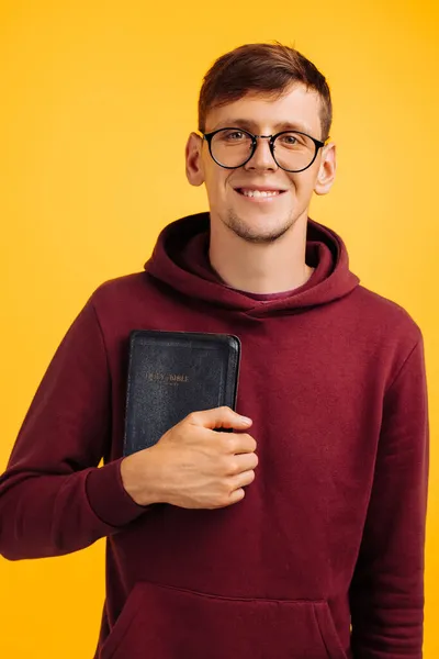 Chrétien Avec Des Lunettes Tient Une Bible Dans Ses Mains — Photo